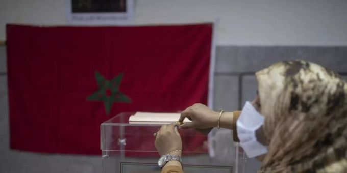 Eine Wahlhelferin wartet in einem Wahllokal auf die Ankunft von Wählern. Foto: Mosa'ab Elshamy/AP/dpa Eine Wahlhelferin wartet in einem Wahllokal auf die Ankunft von Wählern. Foto: Mosa'ab Elshamy/AP/dpa