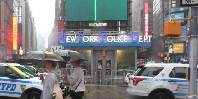 Fussgängerinnen mit Regenschirmen am Times Square in New York. Foto: Niyi Fote/TheNEWS2 via ZUMA Press Wire/dpa Fussgängerinnen mit Regenschirmen am Times Square in New York. Foto: Niyi Fote/TheNEWS2 via ZUMA Press Wire/dpa