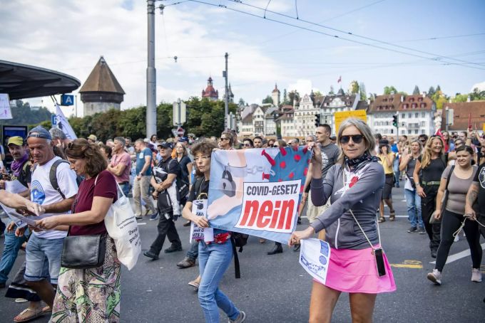 Mehrere 100 Demonstranten protestieren gegen die Corona-Massnahmen in der Stadt Luzern am Samstag, 11. September 2021. Demo Luzern2