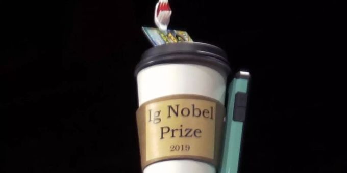 Archivfoto von einem Ig-Nobelpreis aus dem Jahr 2019. Foto: Elise Amendola/AP/dpa Archivfoto von einem Ig-Nobelpreis aus dem Jahr 2019. Foto: Elise Amendola/AP/dpa