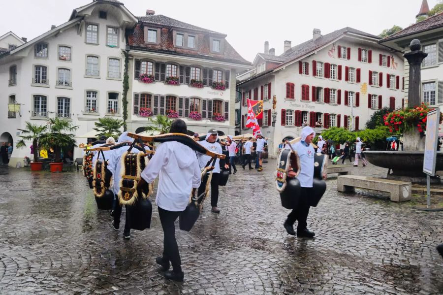 Die Stimmung bleibt entspannt, trotz Regenwetter.