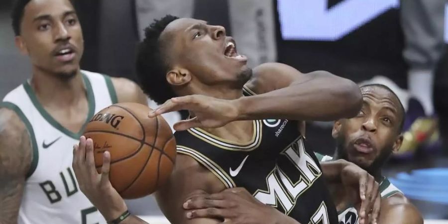 Die Milwaukee Bucks (weisse Trikots) setzten sich auf dem Weg in die NBA-Finals gegen die Atlanta Hawks durch. Foto: Curtis Compton/Atlanta Journal-Constitution/AP/dpa