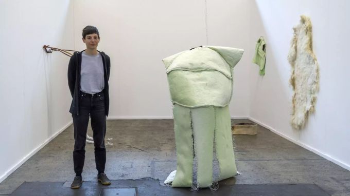 Marie Bette steht vor ihrer Ausstellung für die Swiss Art Awards 2021. eidgenössischer preis für freie kunst