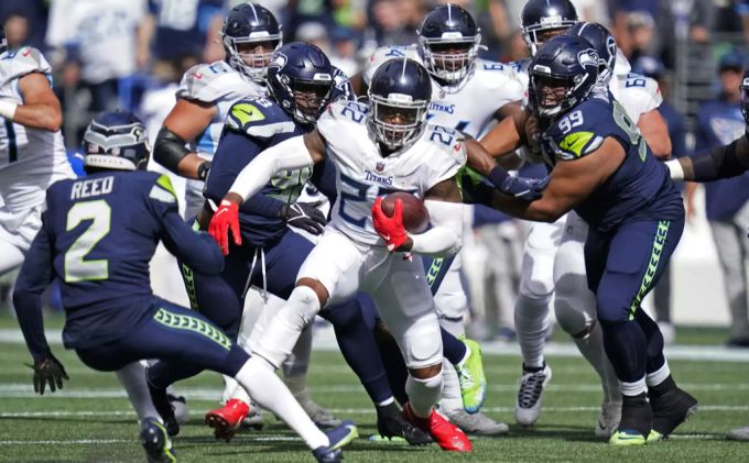 Derrick Henry (m.) erzielt 237 Yards Raumgewinn und drei Touchdowns. NFL