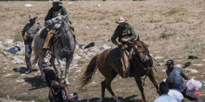 Beamte der US-Zoll- und Grenzschutzbehörde versuchen auf Pferden, Migranten an der Überquerung des Grenzflusses Rio Grande zu hindern. Foto: Felix Marquez/AP/dpa Beamte der US-Zoll- und Grenzschutzbehörde versuchen auf Pferden, Migranten an der Überquerung des Grenzflusses Rio Grande zu hindern. Foto: Felix Marquez/AP/dpa