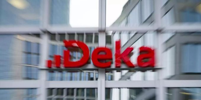 Das Logo der DekaBank Deutsche Girozentrale prangt über dem Eingang der Zentrale im Trianon-Hochhaus. Foto: Frank Rumpenhorst/dpa/Frank Rumpenhorst/dpa DekaBank Deutsche Girozentrale