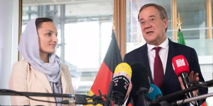 Armin Laschet (CDU,r), Ministerpräsident von Nordrhein-Westfalen und Zarifa Ghafari, ehemalige Bürgermeisterin von Maidan Shahr. Foto: Federico Gambarini/dpa Armin Laschet (CDU,r), Ministerpräsident von Nordrhein-Westfalen und Zarifa Ghafari, ehemalige Bürgermeisterin von Maidan Shahr. Foto: Federico Gambarini/dpa