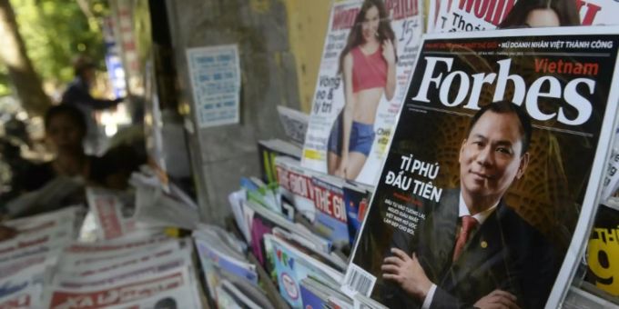 Forbes Magazin an einem Stand in Vietnam Forbes Magazin an einem Stand in Vietnam