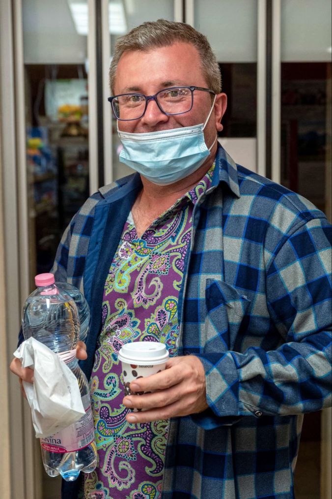 Lastwagenchauffeur Ioan Sacaiala trinkt noch einen Kaffee vor der Fahrt.