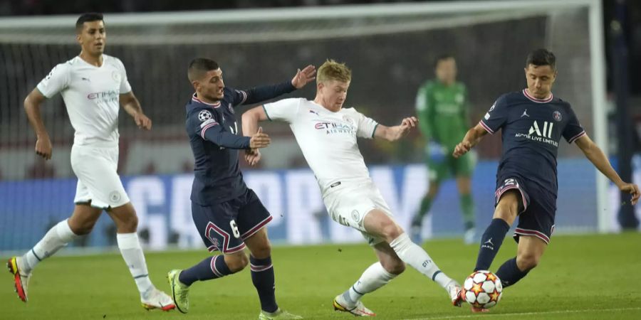 ManCity-Star Kevin de Bruyne behauptet sich gegen die beiden Paris Marco Verratti (l.) und Ander Herrera.