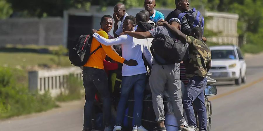 Menschen verlassen das vom Erdbeben betroffene Gebiet in Haiti in einem Pickup. Foto: Joseph Odelyn/AP/dpa