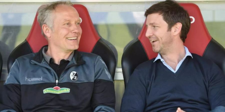 Freiburgs Trainer Christian Streich (l) und Sportvorstand Jochen Saier. Foto: picture alliance / Patrick Seeger/dpa