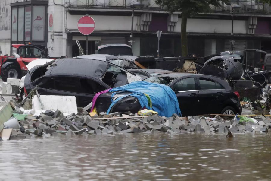 Auch im östlichen Teil von Belgien kämpfen Menschen gegen die Unwetter an.