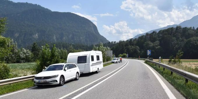 Das Auto kollidierte mit dem Wohnwagen und prallte anschliessend in die Leitplanke. Unfall