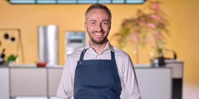 Lieber Butter als Chili: Jan Böhmermann in der Küche von «Böhmi brutzelt». Foto: Ben Knabe/ZDF/dpa Lieber Butter als Chili: Jan Böhmermann in der Küche von «Böhmi brutzelt». Foto: Ben Knabe/ZDF/dpa