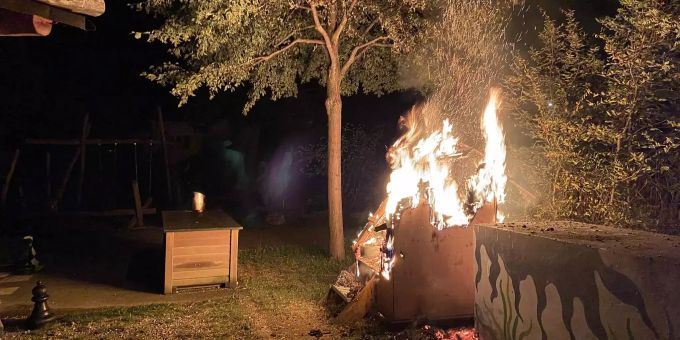 Das Toilettenhäuschen wurde durch den Brand total zerstört. Brand