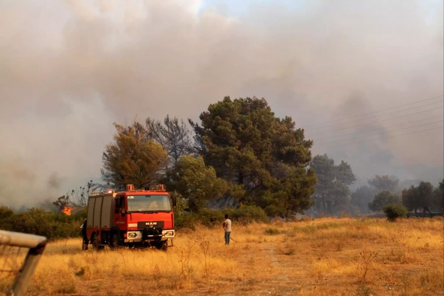 Die griechische Feuerwehr kämpft auf Rhodos gegen einen Brand.