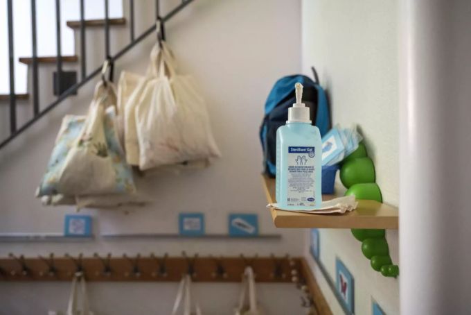 Immer mehr Kinder stecken sich in der Schule mit dem Coronavirus an. Corona Schule