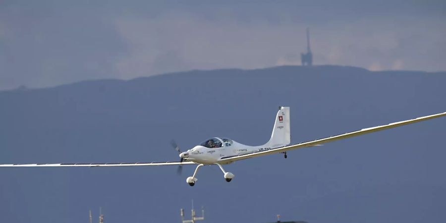 Der Schweizer Abenteurer Raphaël Domjan hat erste Alleinflüge mit dem Solarflugzeug Solarstratos gemacht.