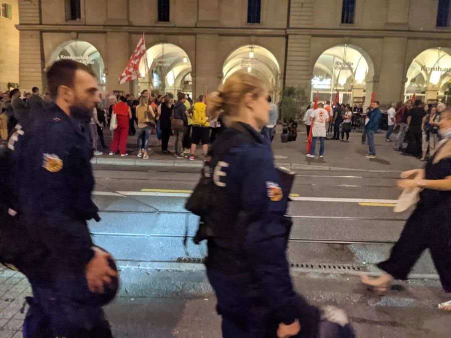 Eine anwesende Polizeistreife erhielt schnell Unterstützung von Beamten in Vollmontur.