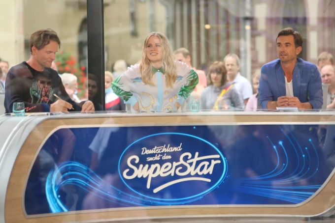 Die neue Jury bestehend aus Toby Gad, Ilse DeLange und Florian Silbereisen im Glaskasten. ilse delange