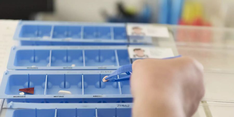 Viele mehrfach erkrankte Patientinnen und Patienten erhalten unnötige oder ungeeignete Medikamente. Diese liessen sich reduzieren, ohne dass es den chronisch Kranken schlechter ginge. (Themenbild)