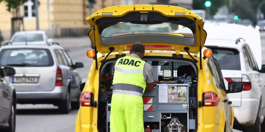 Ein Pannenhilfsfahrzeug des ADAC in Potsdam. Foto: Ralf Hirschberger/dpa-Zentralbild/dpa