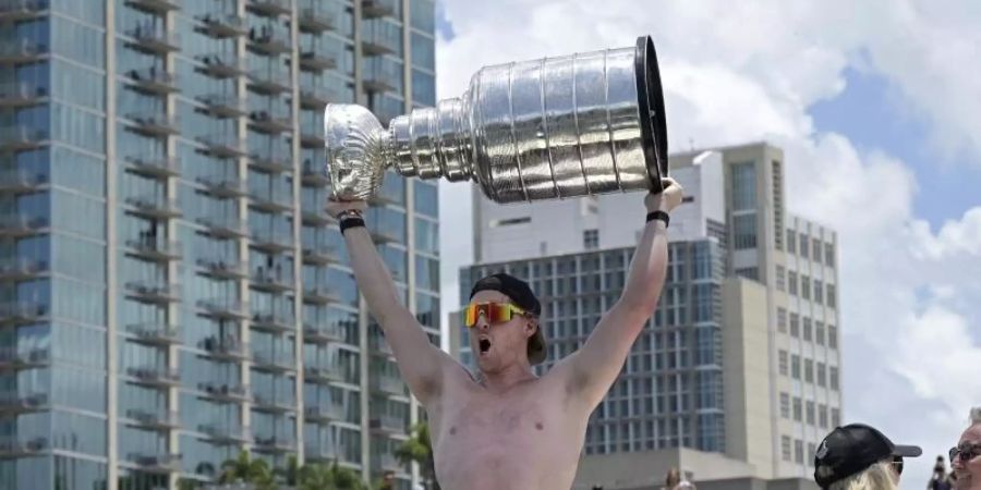 Der Stanley Cup überstand die Meisterfeier der Tampa Bay Lightning nicht unbeschadet. Foto: Phelan M. Ebenhack/AP/dpa