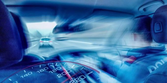 Der Töff-Raser überholte auch eine Zivilstreife der Polizei, die seine Fahrt auf Video aufnahm. (Symbolbild) Der Motorradraser ging der Polizei mit 90 km/h mehr als erlaubt ins Netz. (Symbolbild)