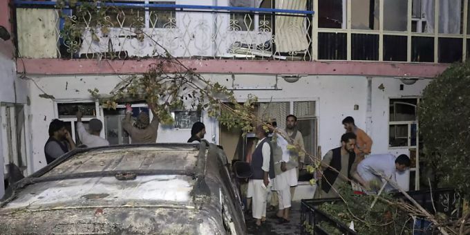 ARCHIV - Das Archivbild vom Sonntag, 29. August 2021, zeigt ein beschädigtes Haus nach einem US-Drohnenangriff in Kabul. Der Tod von Zivilisten und Kindern bei dem US-Luftangriff Ende August hat trotz einer Entschuldigung des US-Militärs in Afghanistan Wut und Entschädigungsforderungen ausgelöst. Foto: Khwaja Tawfiq Sediqi/AP/dpa ARCHIV - Das Archivbild vom Sonntag, 29. August 2021, zeigt ein beschädigtes Haus nach einem US-Drohnenangriff in Kabul. Der Tod von Zivilisten und Kindern bei dem US-Luftangriff Ende August hat trotz einer Entschuldigung des US-Militärs in Afghanistan Wut und Entschädigungsforderungen ausgelöst. Foto: Khwaja Tawfiq Sediqi/AP/dpa