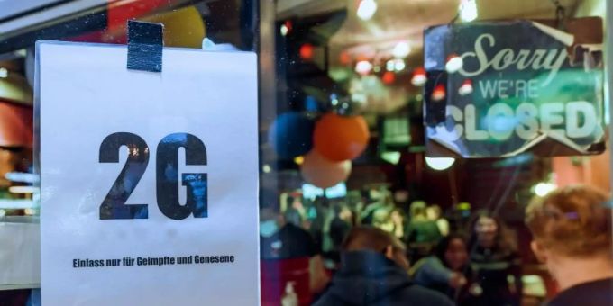 Im Fenster einer Kneipe hängt ein Zettel mit dem Text «2G, Einlass nur für Geimpfte und Genesene». 2G