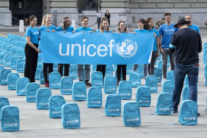 Mit einer Schulrucksack-Installation auf dem Bundesplatz in Bern macht Unicef darauf aufmerksam, dass 473 Millionen Kinder keinen Zugang zur Schule haben. Unicef Bern