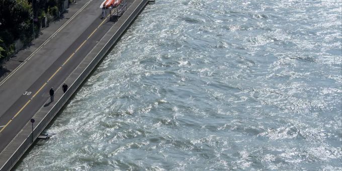 Sicht auf die Hochwasser führende Aare im Schwellenmätteli, am Sonntag, 18. Juli 2021, in Bern. aare