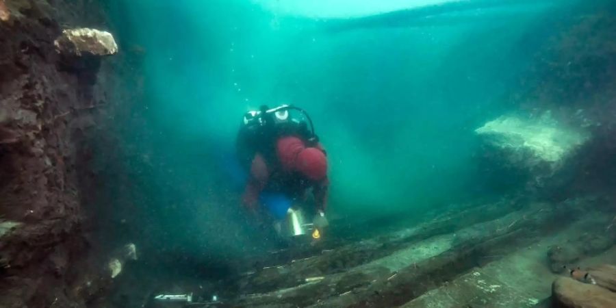 2000 Jahre alte Schiffsteile in versunkener Stadt in Ägypten entdeckt