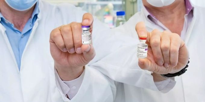 Kreuzimpfung: Über Kreuz gehaltene Impfampullen der Firmen AstraZeneca und Biontech/Pfizer. kreuzimpfung