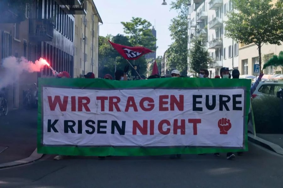 Die Demonstranten ziehen durch Zürich.