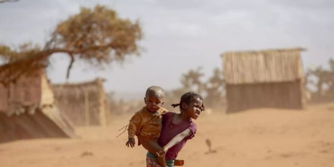 Kinder im Süden Madagaskars. Auf dem vor Afrikas Ostküste gelgenen Inselstaat gefährdet die schlimmste Dürre seit 40 Jahren das Leben hunderttausender Menschen. Foto: Tsiory Andriantsoarana/WFP/dpa Kinder im Süden Madagaskars. Auf dem vor Afrikas Ostküste gelgenen Inselstaat gefährdet die schlimmste Dürre seit 40 Jahren das Leben hunderttausender Menschen. Foto: Tsiory Andriantsoarana/WFP/dpa