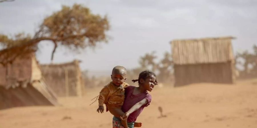 Kinder im Süden Madagaskars. Auf dem vor Afrikas Ostküste gelgenen Inselstaat gefährdet die schlimmste Dürre seit 40 Jahren das Leben hunderttausender Menschen. Foto: Tsiory Andriantsoarana/WFP/dpa