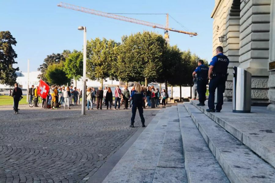 Die Polizei beobachtet die Mini-Aktion gegen die Massnahmen zum Coronavirus vor der Uni Bern.