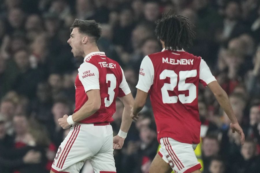 Kieran Tierney (l) schiesst die Gunners in der 17. Minute zum Sieg.