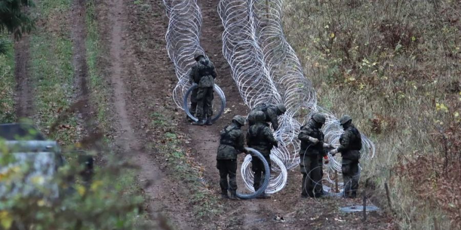 Der Schock über den Raketeneinschlag auf polnischem Gebiet sitzt tief. Polnische Soldaten installieren nun Stacheldraht entlang der Grenze zur russischen Exklave Kaliningrad.