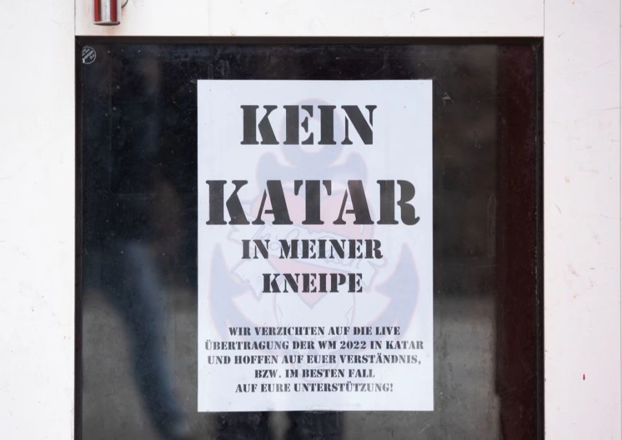 Ein Zettel mit der Aufschrift «Kein Katar in meiner Kneipe» hängt an der Tür einer Beiz in Deutschland.