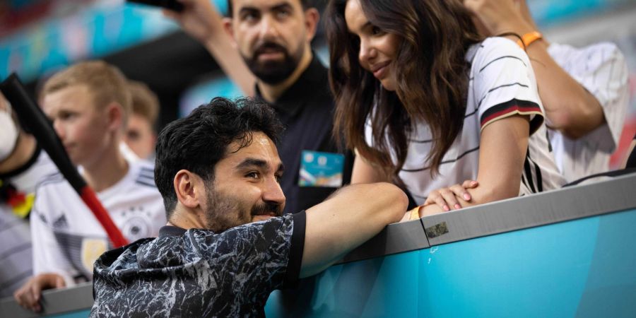 Deutschlands Ilkay Gündogan steht nach einem Spiel bei seiner Frau Sara Arfaoui.