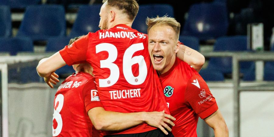 Hannovers Havard Nielsen (r) jubelt mit seinen Mitspielerin nach seinem Tor zum 1:0 gegen Fortuna Düsseldorf.