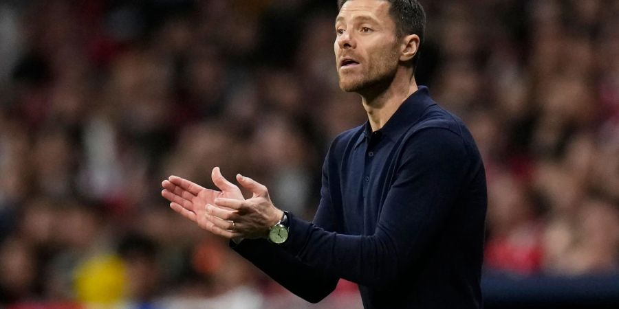 Bayer-Trainer Xabi Alonso treibt seine Mannschaft während einer Partie an.