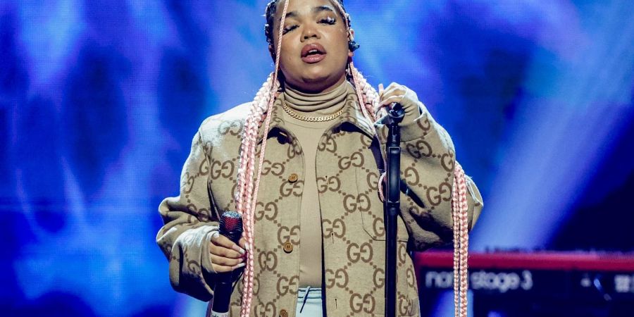 Amazon Music plant ein weihnachtliches Live-Stream-Event, bei dem Zoe Wees ihr Cover von «All I want (for Christmas)» singen wird.
