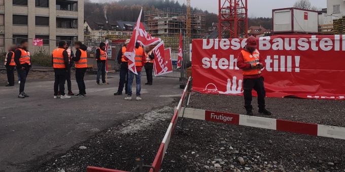 In Köniz BE streiken die Bauarbeiter und haben sich mit Unia-Fahnen versammelt. Ein Car rüf die Reise zum Streik steht auch bereit. Unia Streik Bern Bauarbeiter