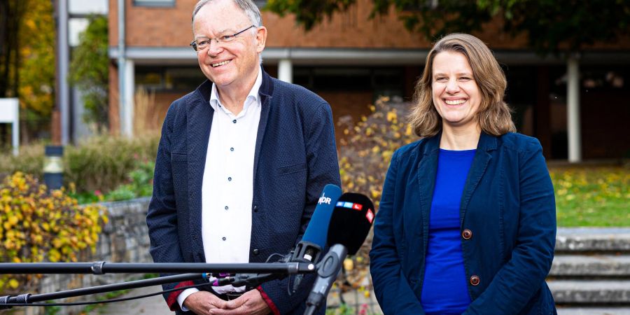 Stephan Weil (SPD, l), Ministerpräsident von Niedersachsen, und Julia Willie Hamburg (Bündnis 90/Die Grünen, r) geben ein Pressestatement zu den Koalitionsverhandlungen ab.