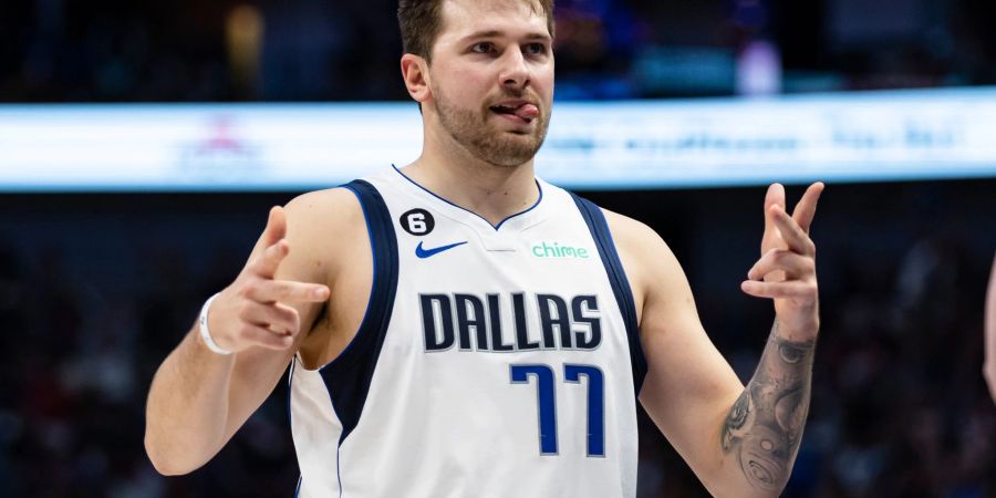 Dallas Mavericks-Guard Luka Doncic jubelt nach einem 3-Punkte-Korb.