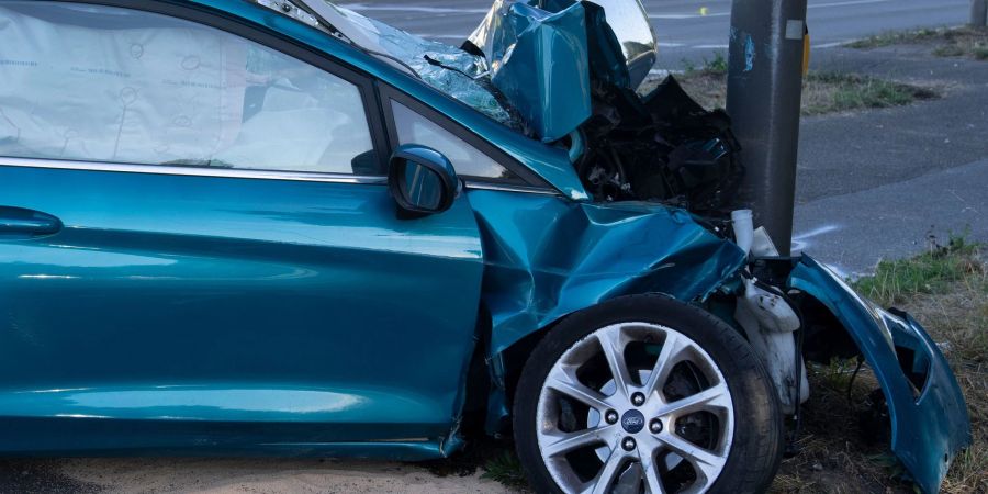 Ein PKW ist nach einem Unfall schwer beschädigt. Auf viele Autobesitzer kommen in diesem Herbst Preiserhöhungen ihrer Versicherer zu.